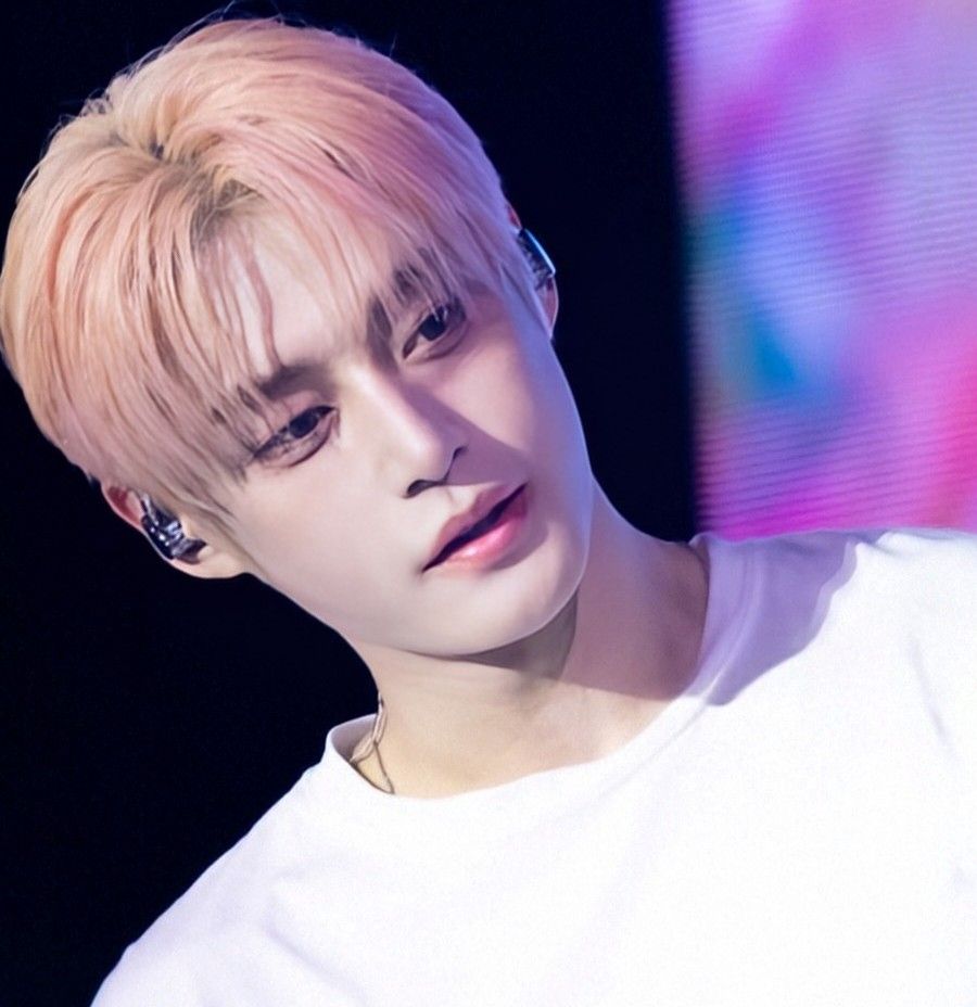 Behind-the-scenes cut of Kim Jiwoong (ZEROBASEONE)