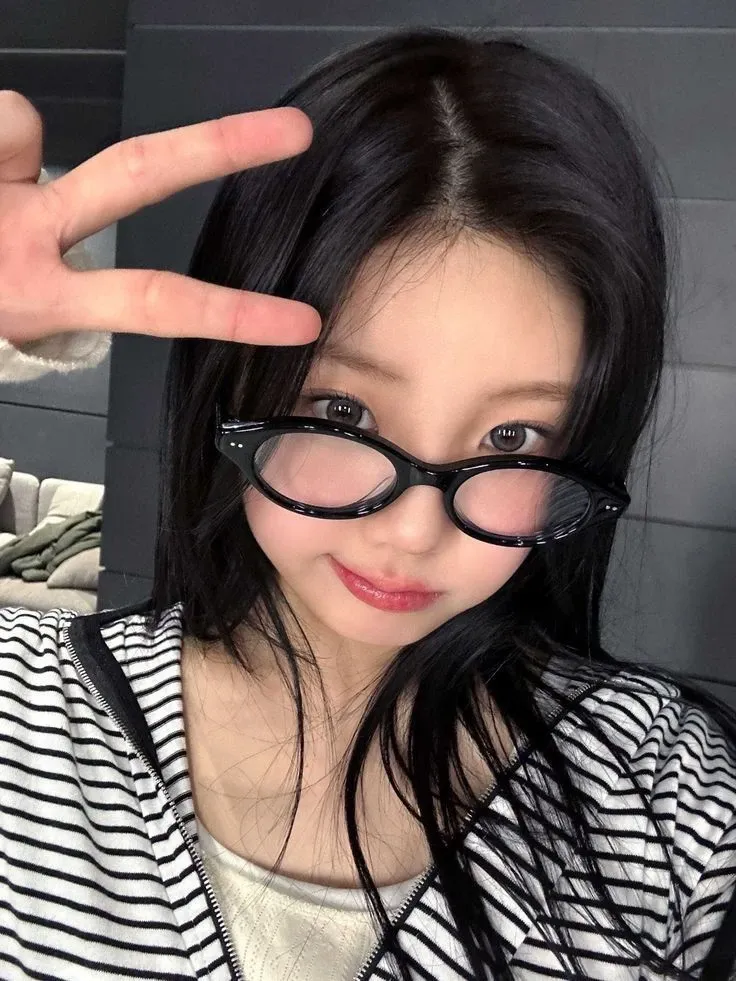 Behind-the-scenes cut of Wonhee (ILLIT)