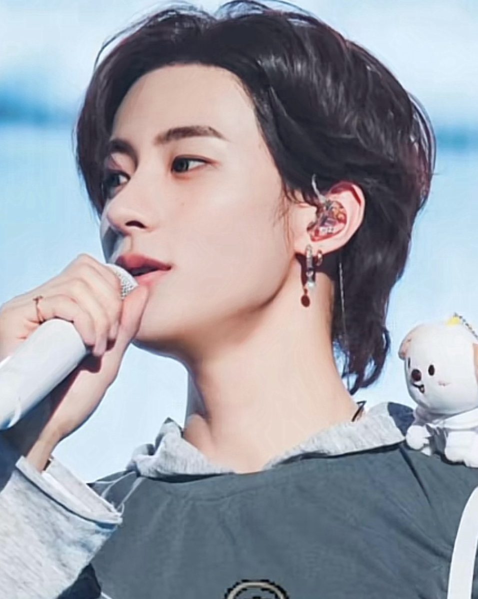 Recent activity shot of Anton (RIIZE)