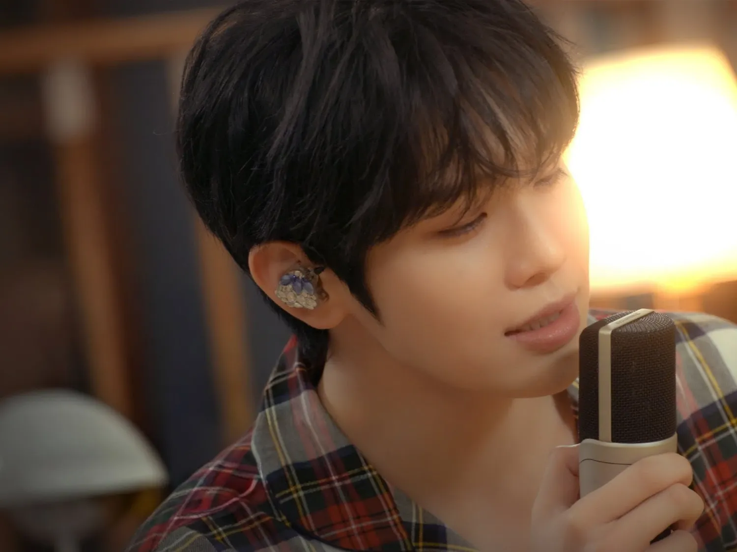 Recent activity shot of Kim Taerae (ZEROBASEONE)