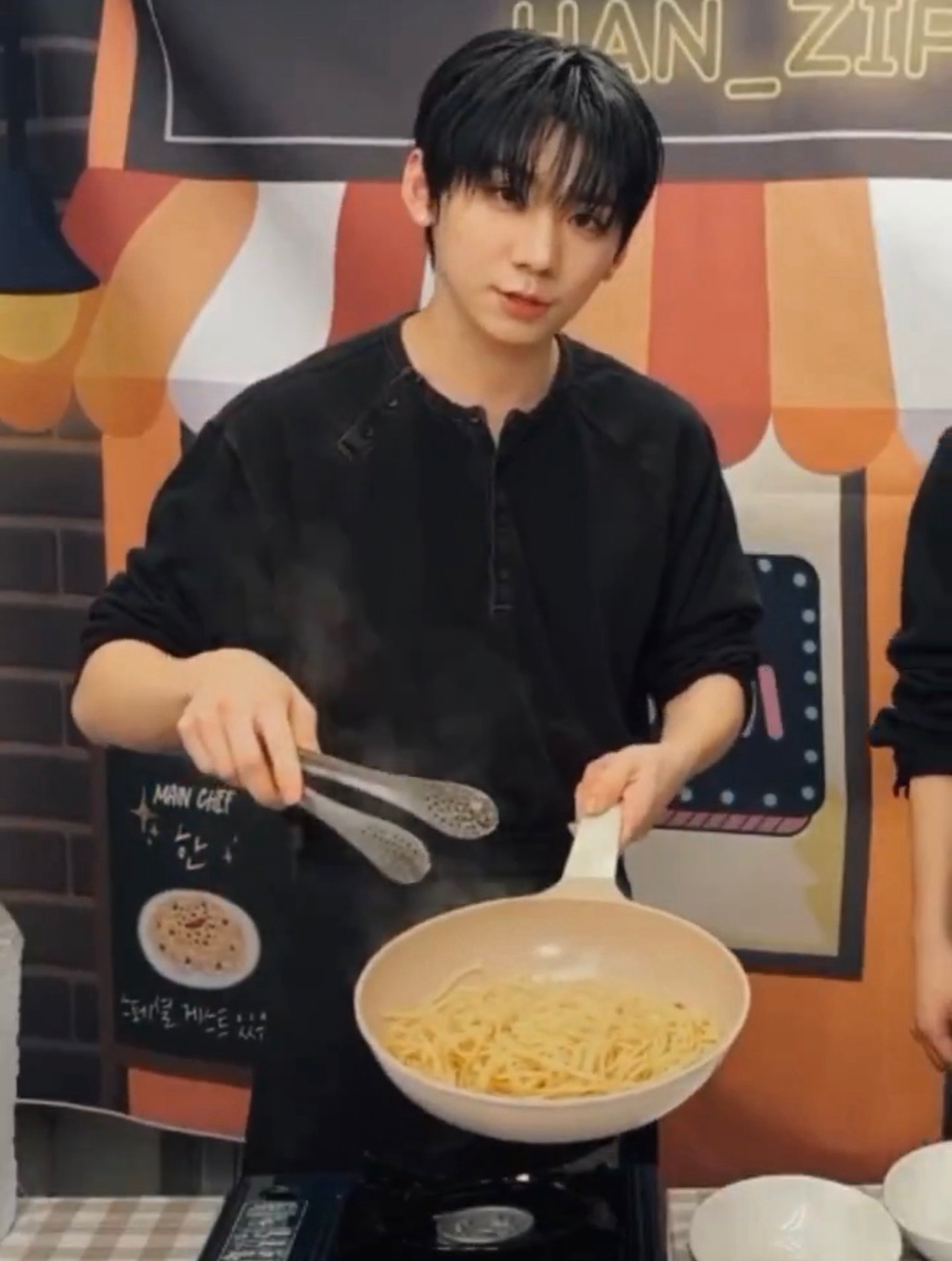 A moment captured by Park Han (AHOF)'s fan