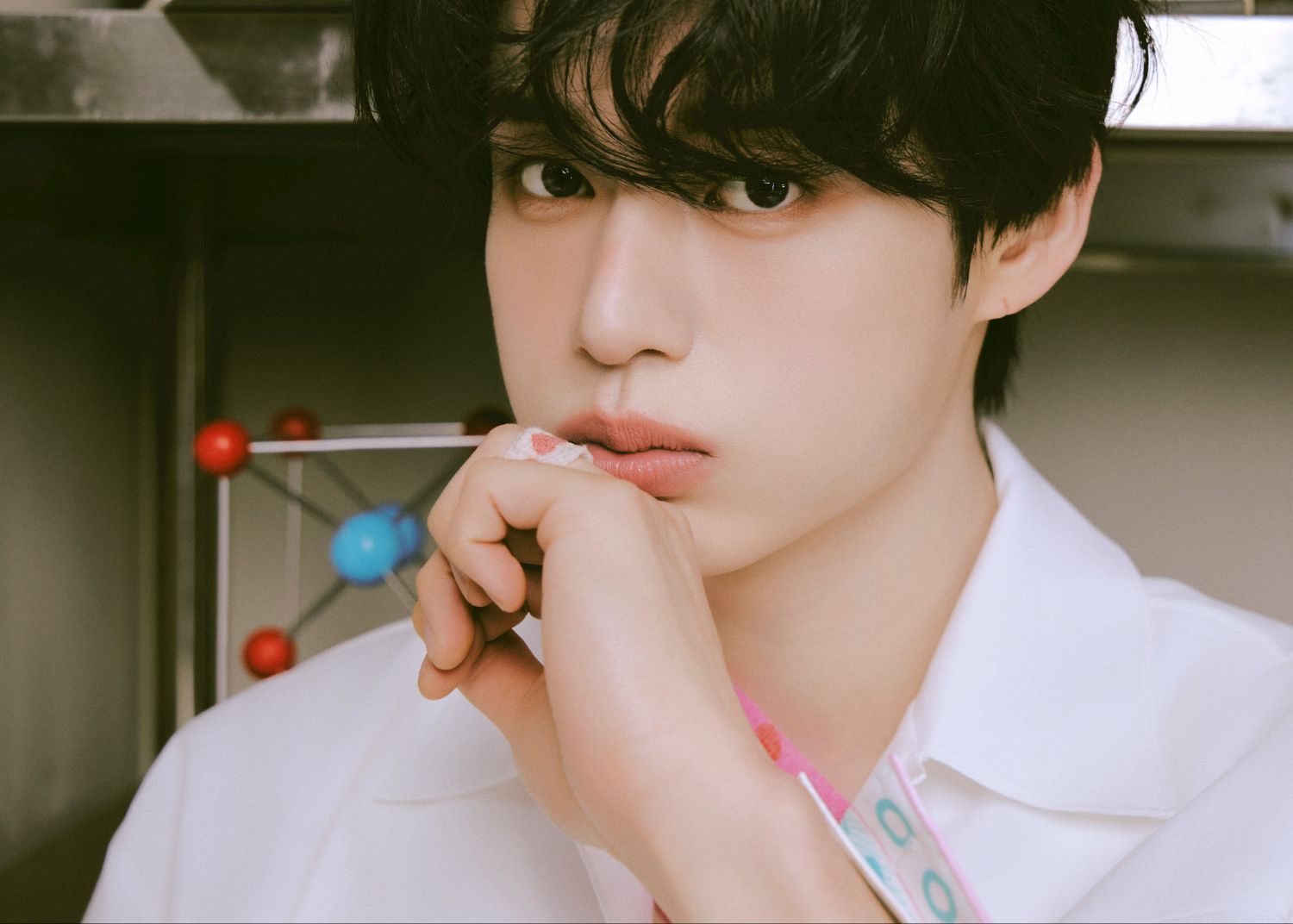 Behind-the-scenes cut of Kim Jiwoong (ZEROBASEONE)