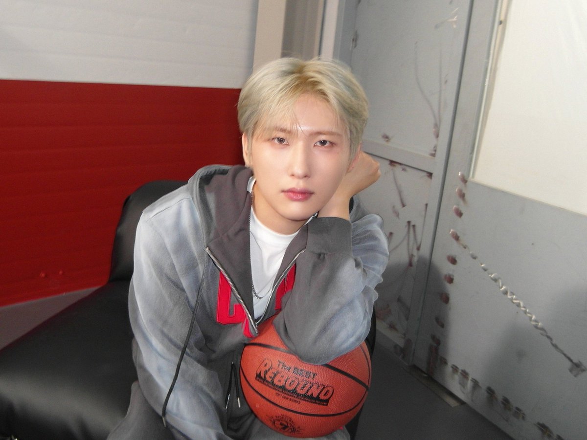 A moment captured by CRAVITY's fan