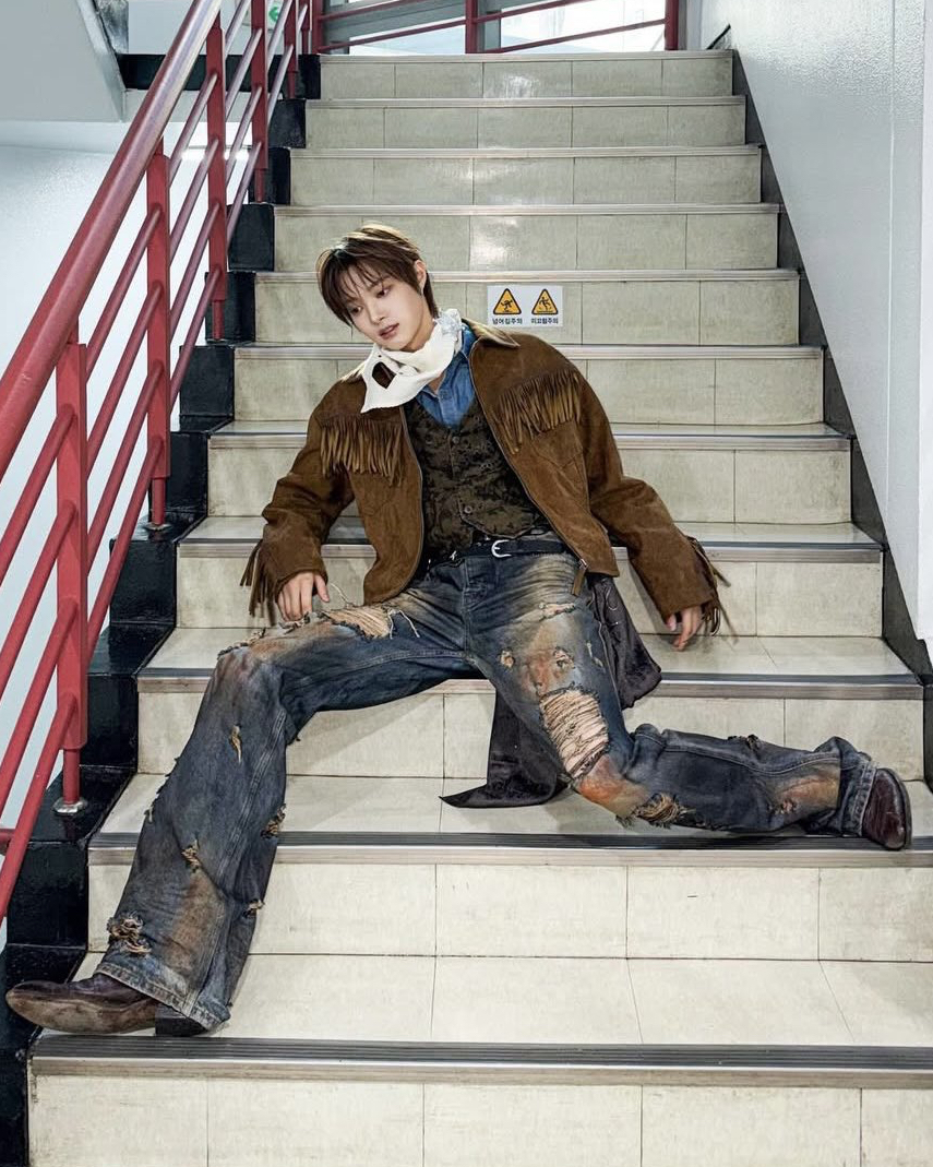 Latest photo of EJ (&TEAM)