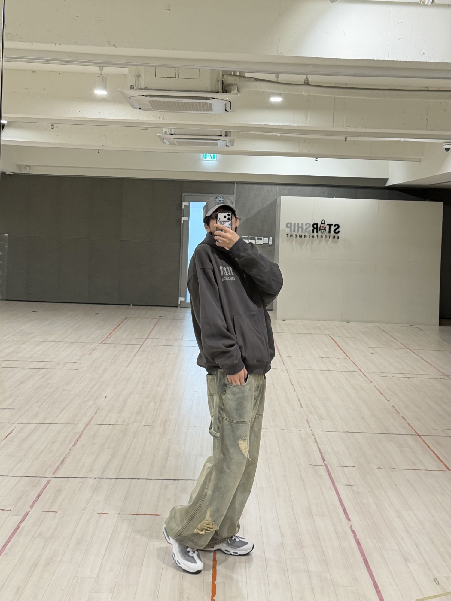 Recent activity shot of Serim (CRAVITY)