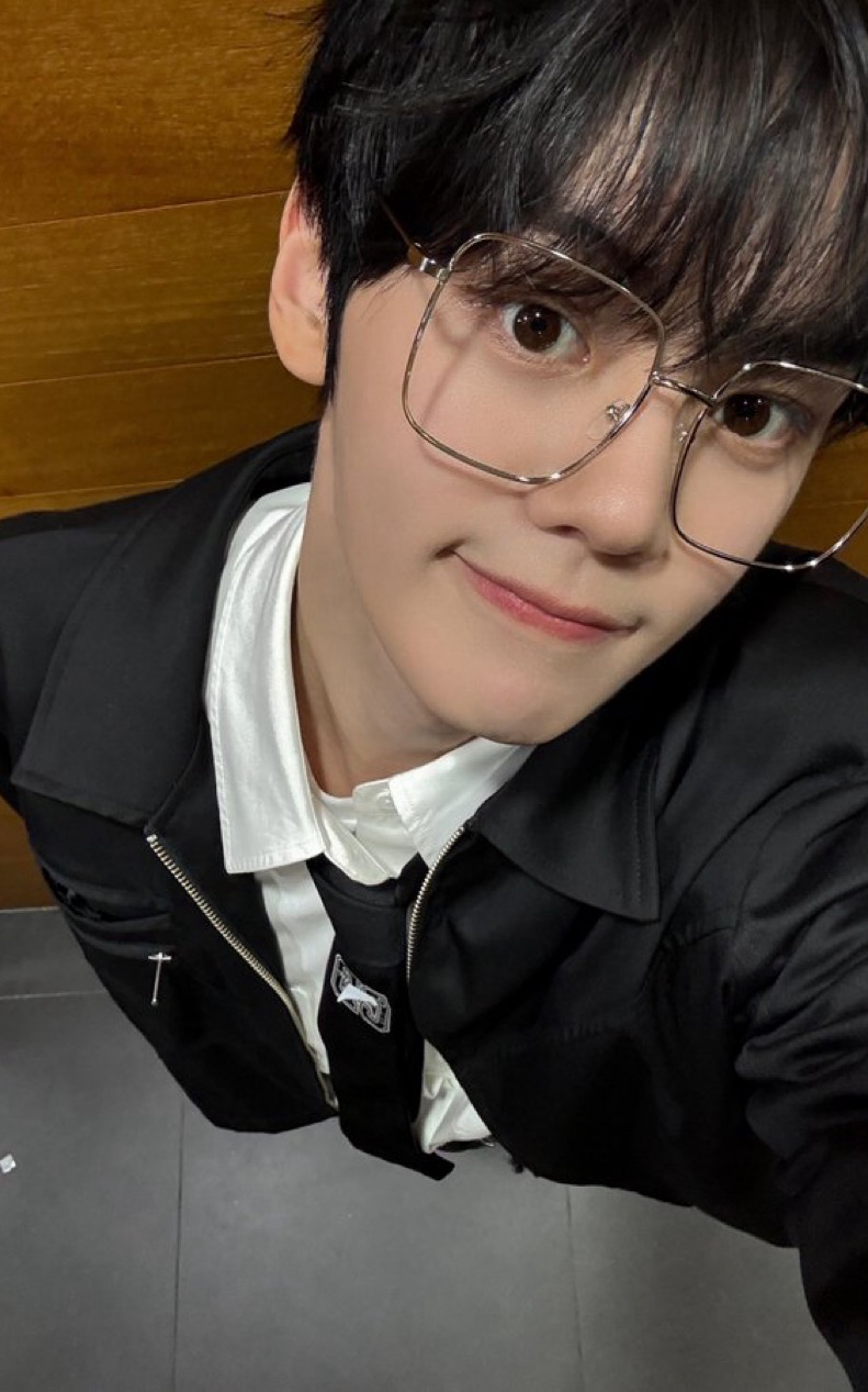 Recent activity shot of Kim Gyuvin (ZEROBASEONE)