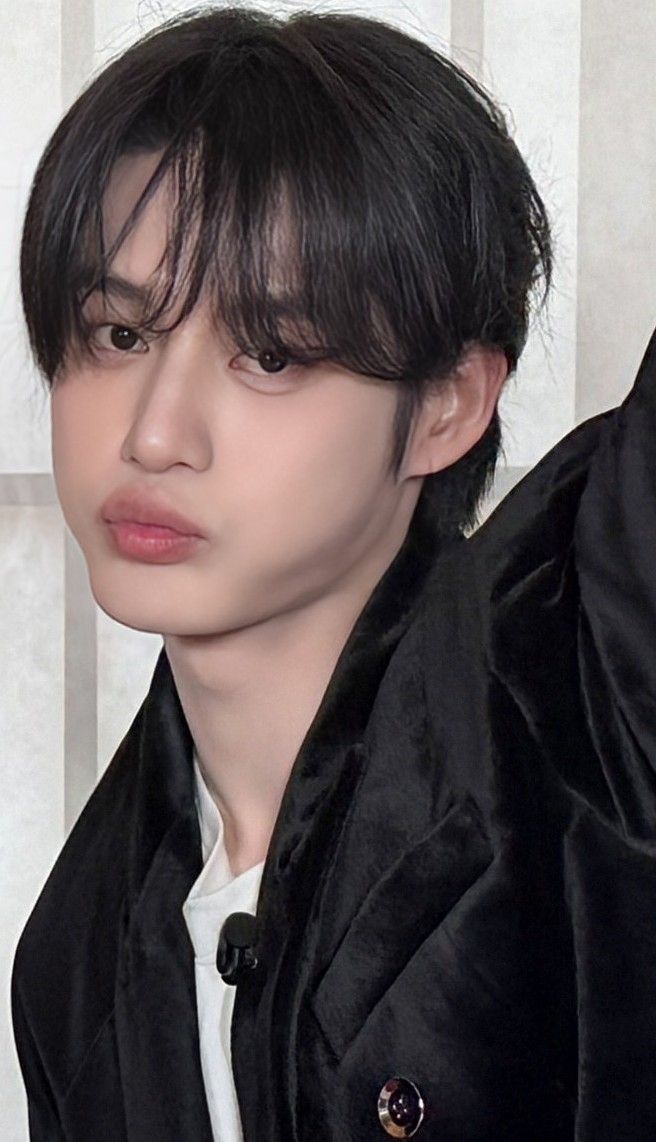 Today's most popular wallpaper in the Kim Jiwoong (ZEROBASEONE) community