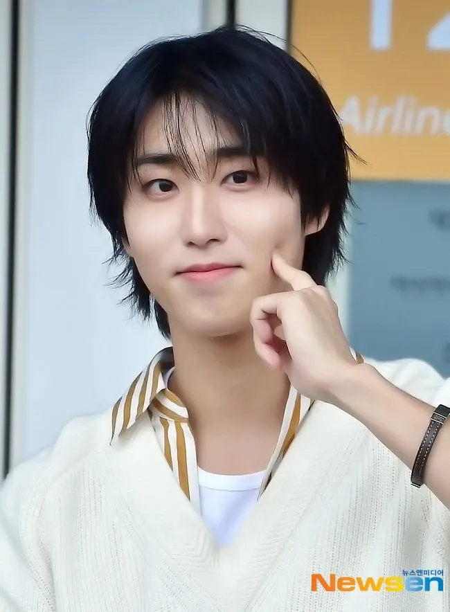 Behind-the-scenes cut of HAN (Stray Kids)
