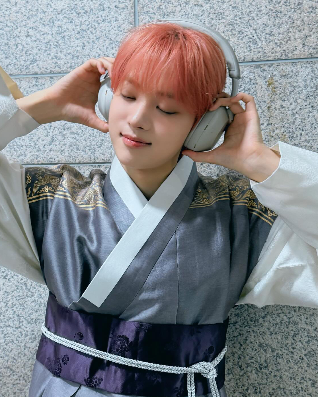 Latest photo of EJ (&TEAM)