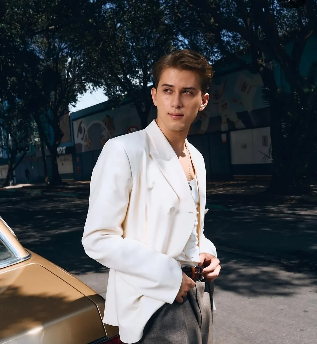 Behind-the-scenes cut of Alejandro (SANTOS BRAVOS)