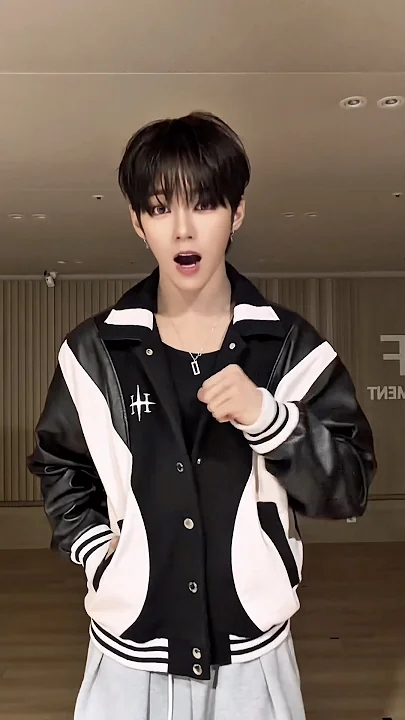 A moment captured by JL (AHOF)'s fan