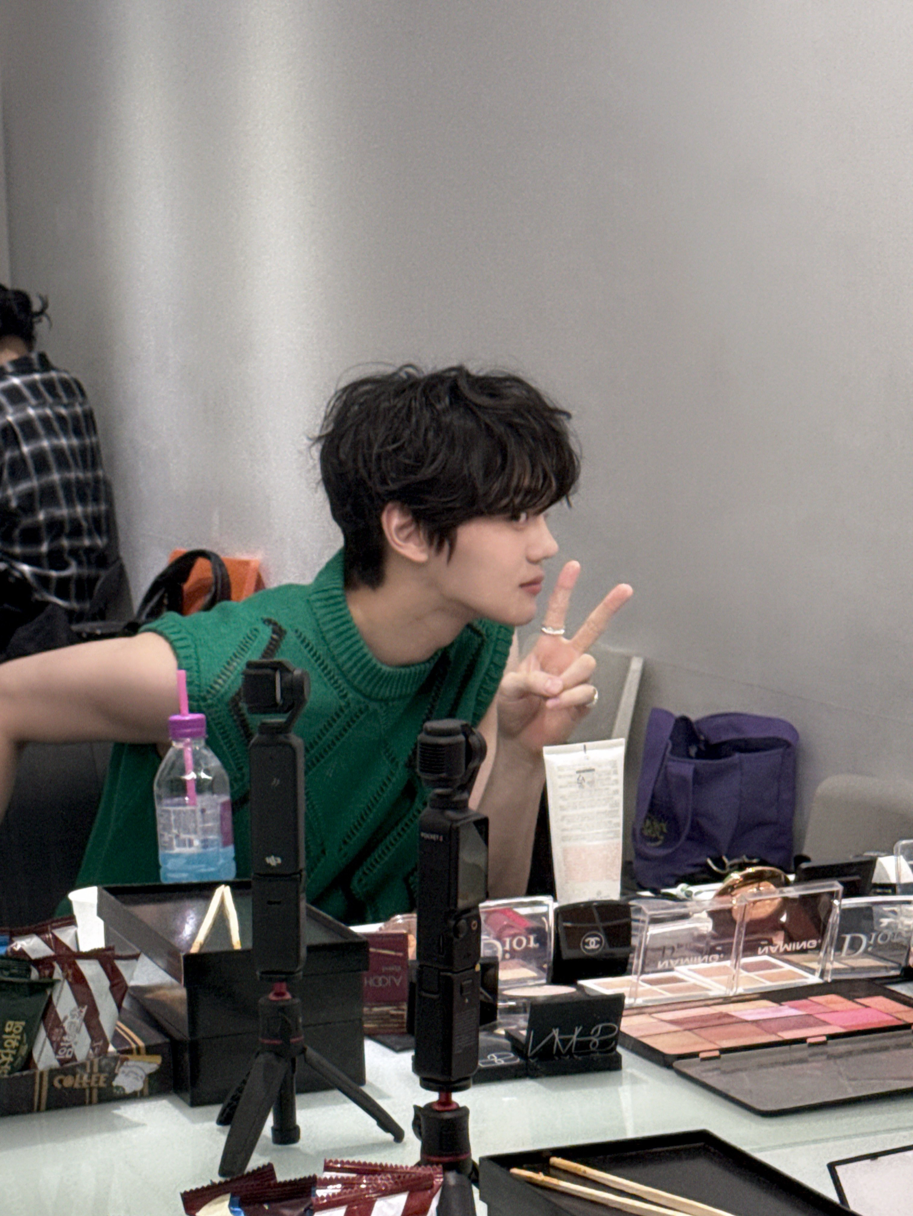 Behind-the-scenes cut of Kim Gyuvin