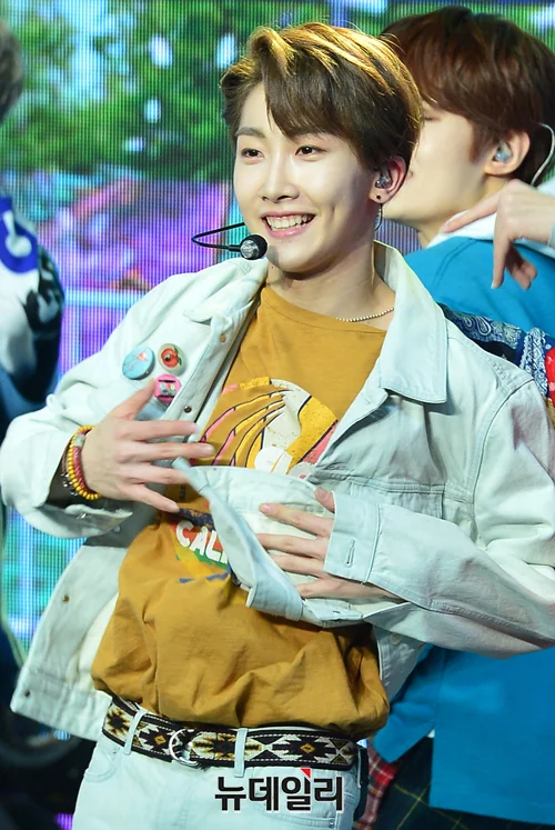 A moment captured by Hoyoung (VERIVERY)'s fan