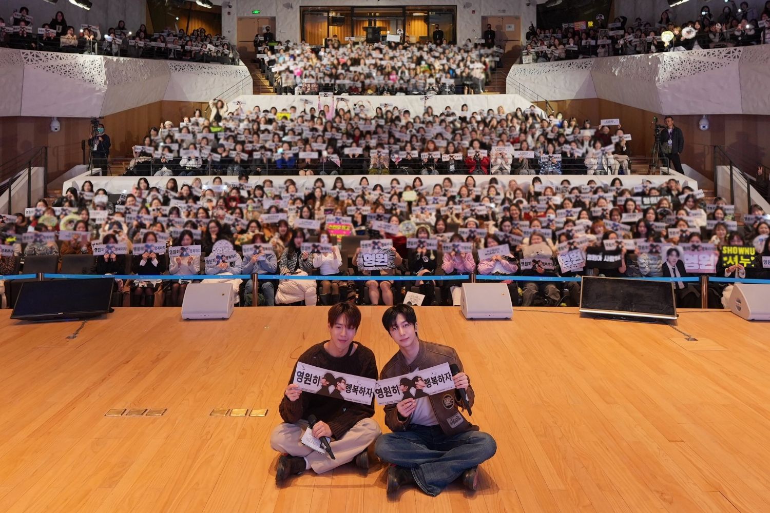 A moment captured by Shownu (MONSTA X)'s fan