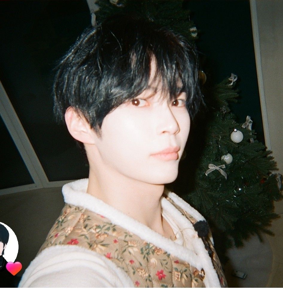 Recent activity shot of Sung Hanbin (ZEROBASEONE)