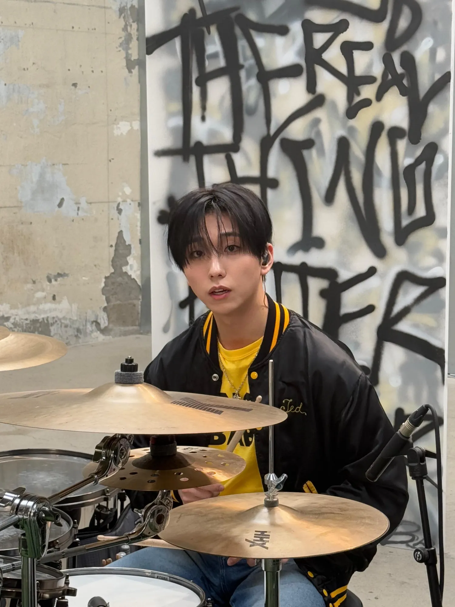 Behind-the-scenes cut of Gun-il (Xdinary Heroes)