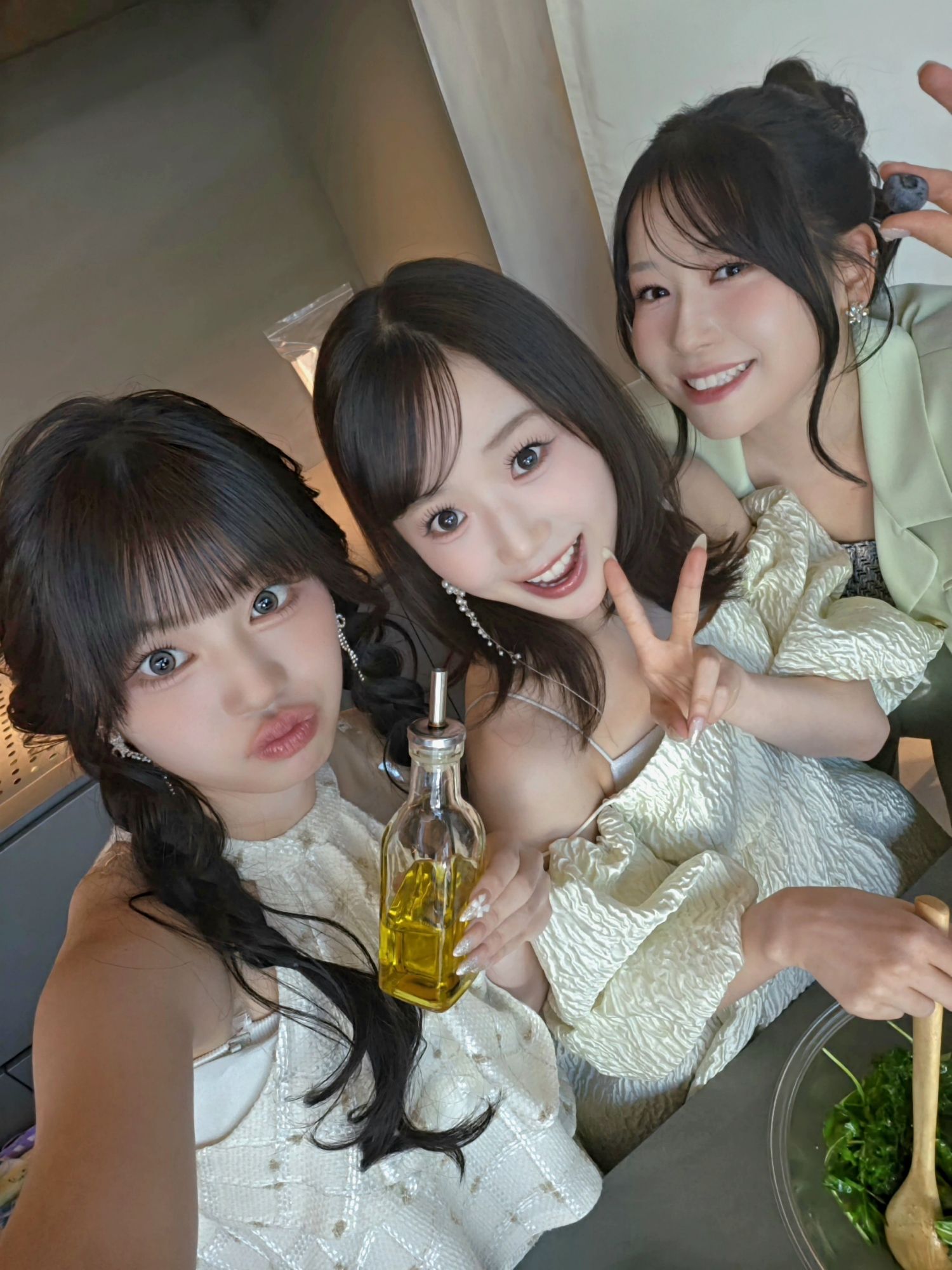 Behind-the-scenes cut of Kasahara Momona (ME:I)