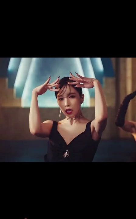 Potret di balik layar Momo (TWICE)