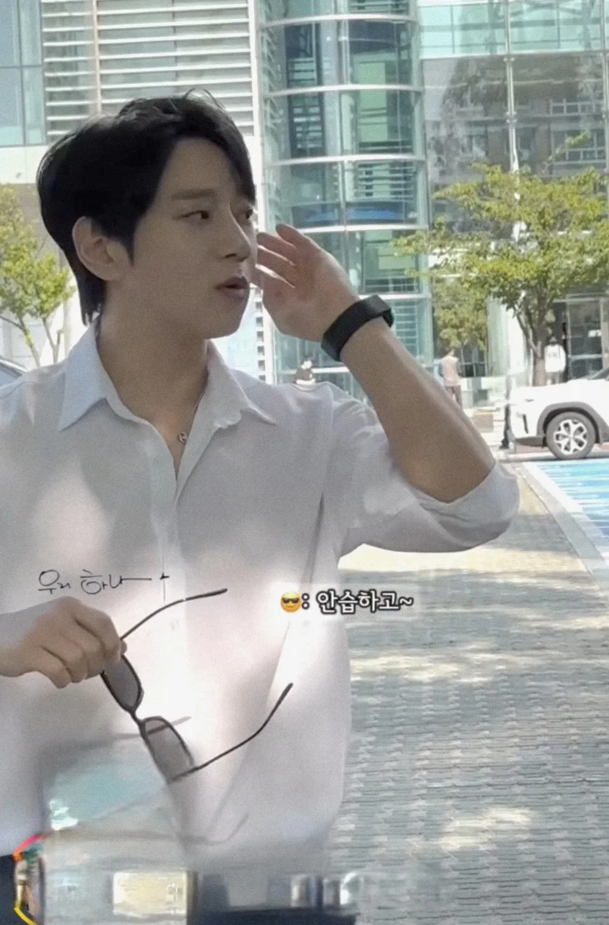 Momen yang diabadikan oleh penggemar Hwang Chiyeol
