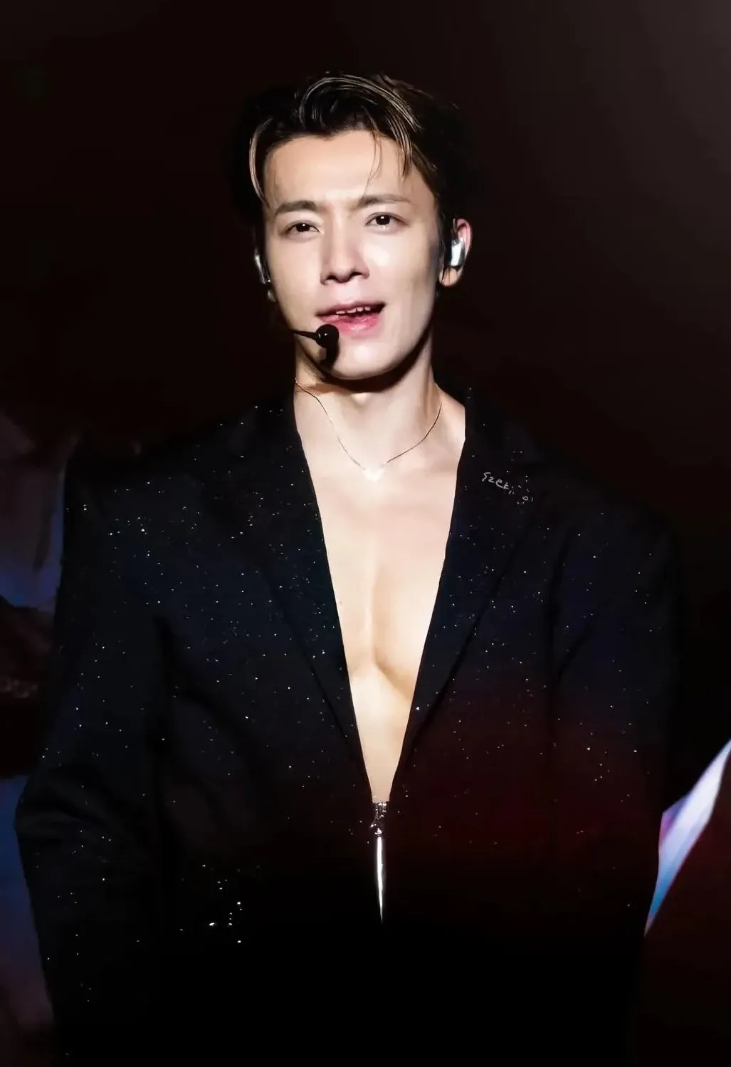 Behind-the-scenes cut of Donghae (Super Junior)