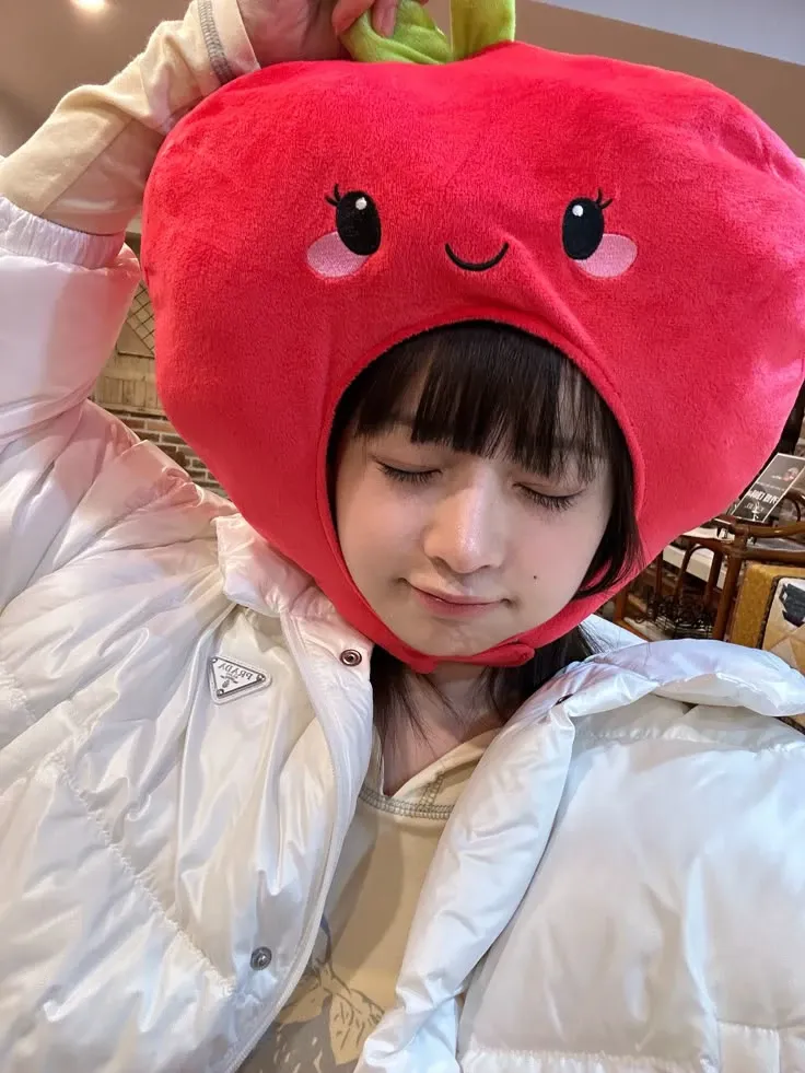 Behind-the-scenes cut of Rei (IVE)