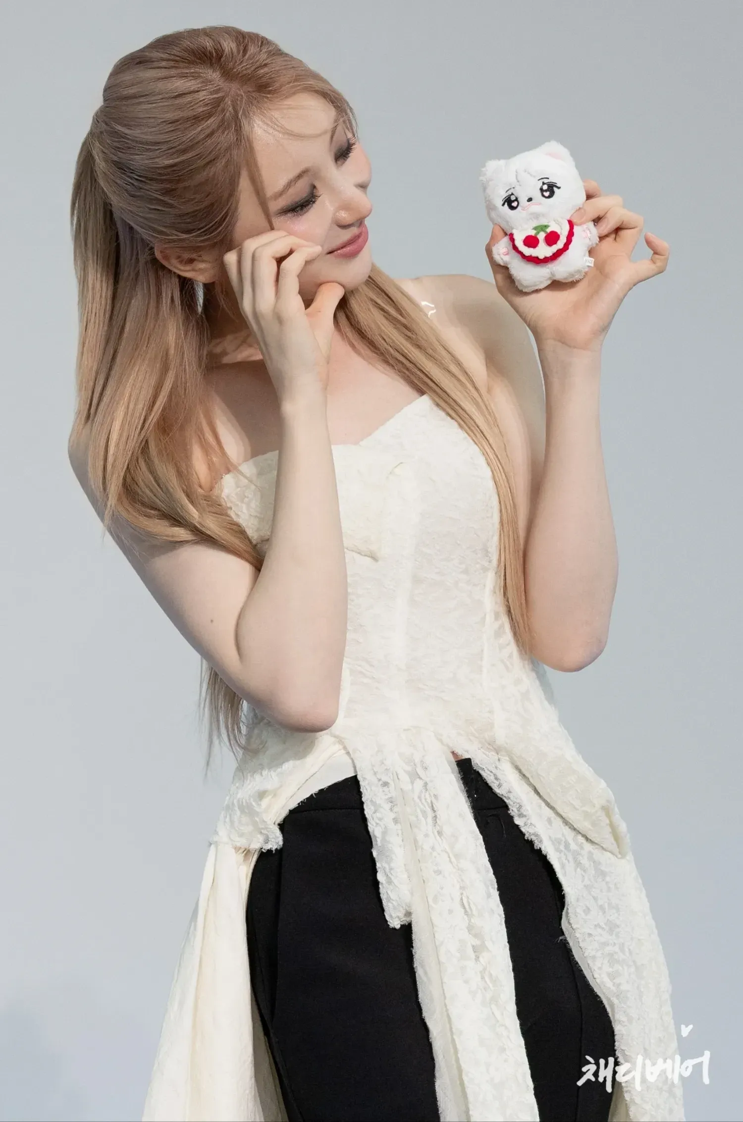 A moment captured by Lee Chaeyeon's fan
