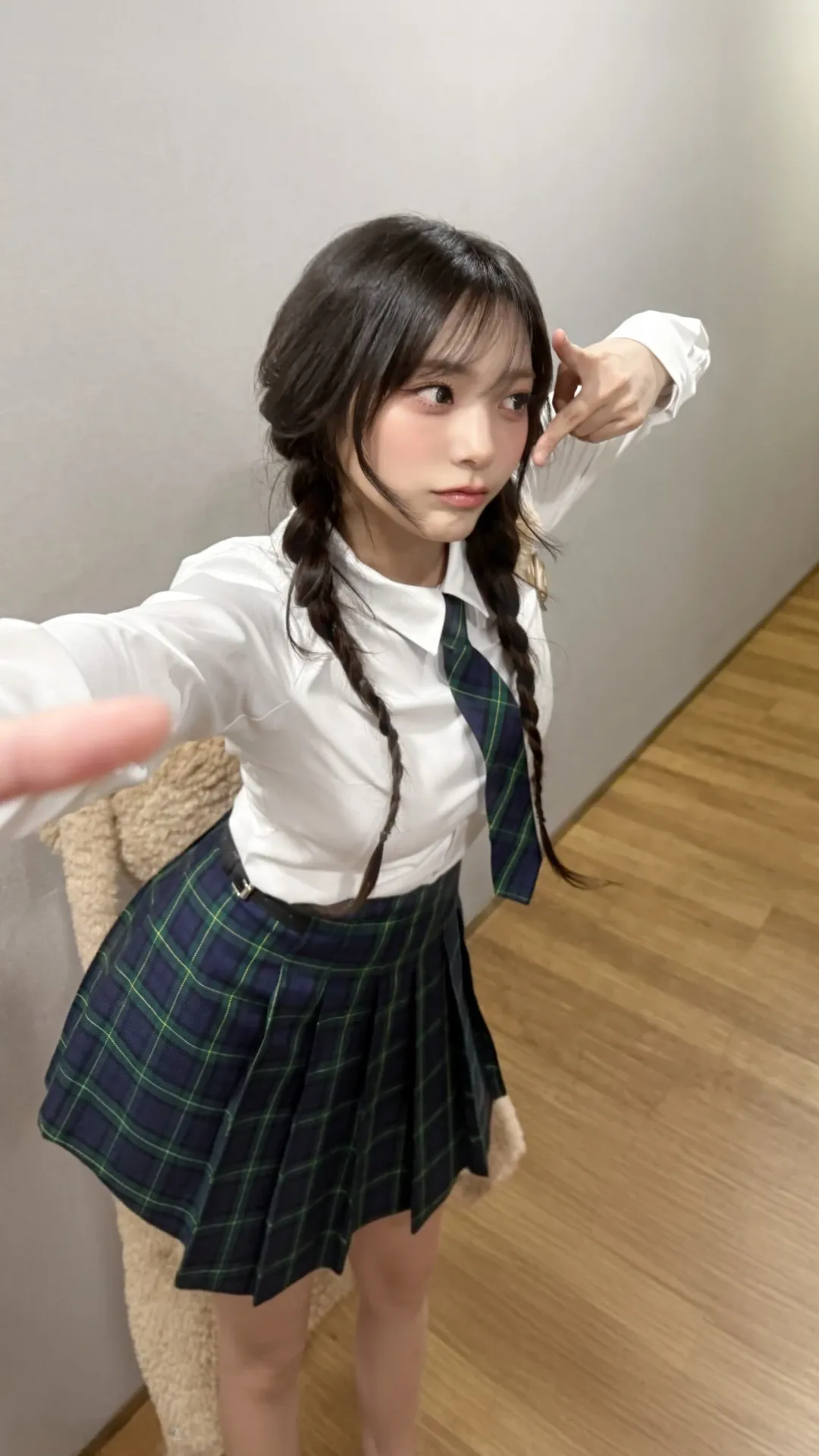 Behind-the-scenes cut of Siyeon (QWER)