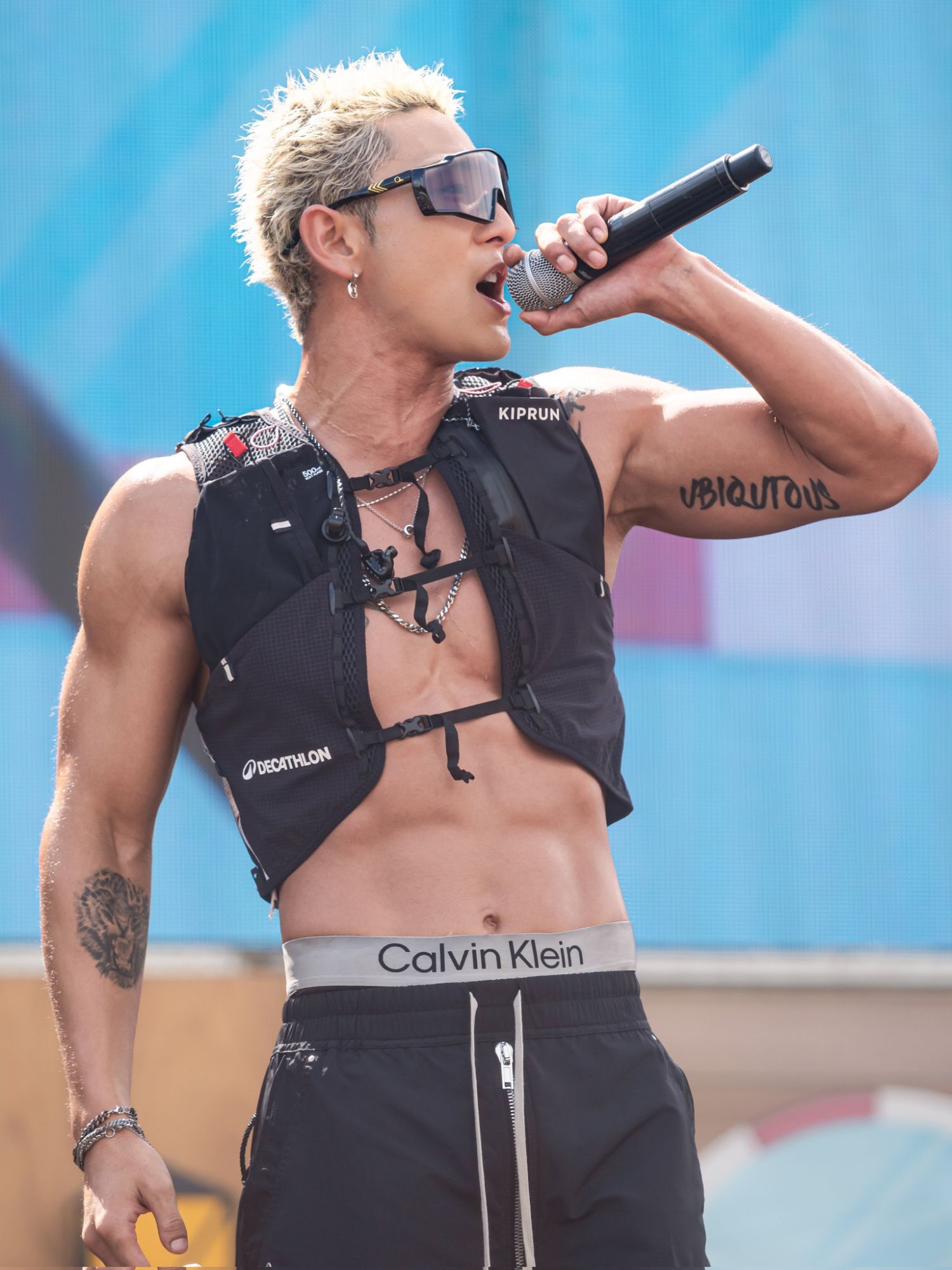 Behind-the-scenes cut of Baekho