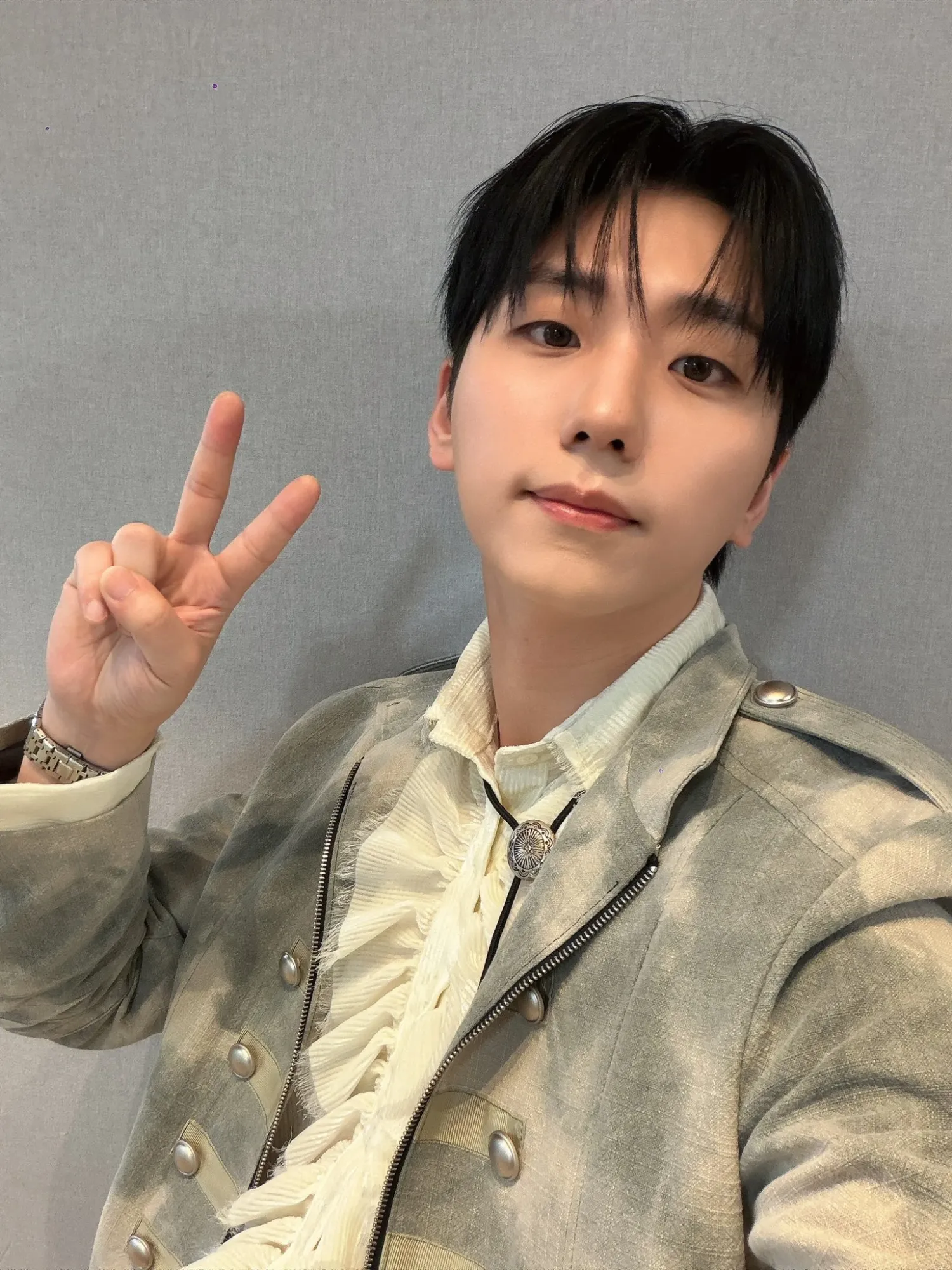 Behind-the-scenes cut of Gun-il (Xdinary Heroes)