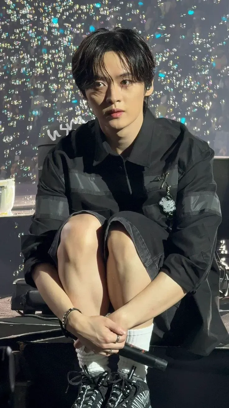 Behind-the-scenes cut of Lee Know (Stray Kids)