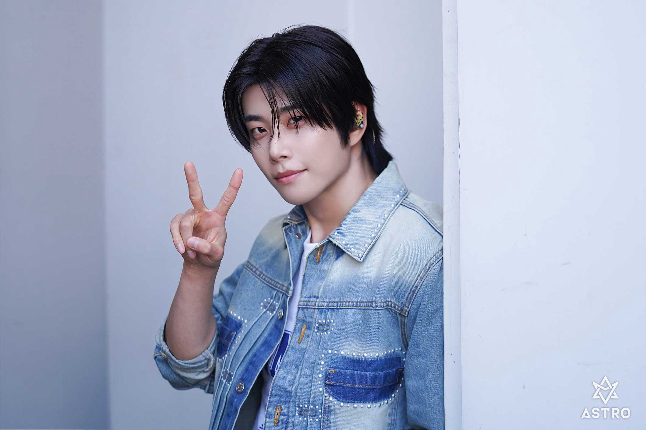 A moment captured by MJ (ASTRO)'s fan