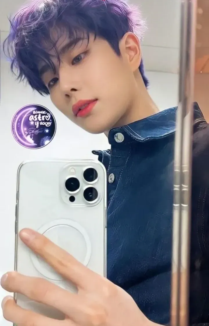 A moment captured by MJ (ASTRO)'s fan