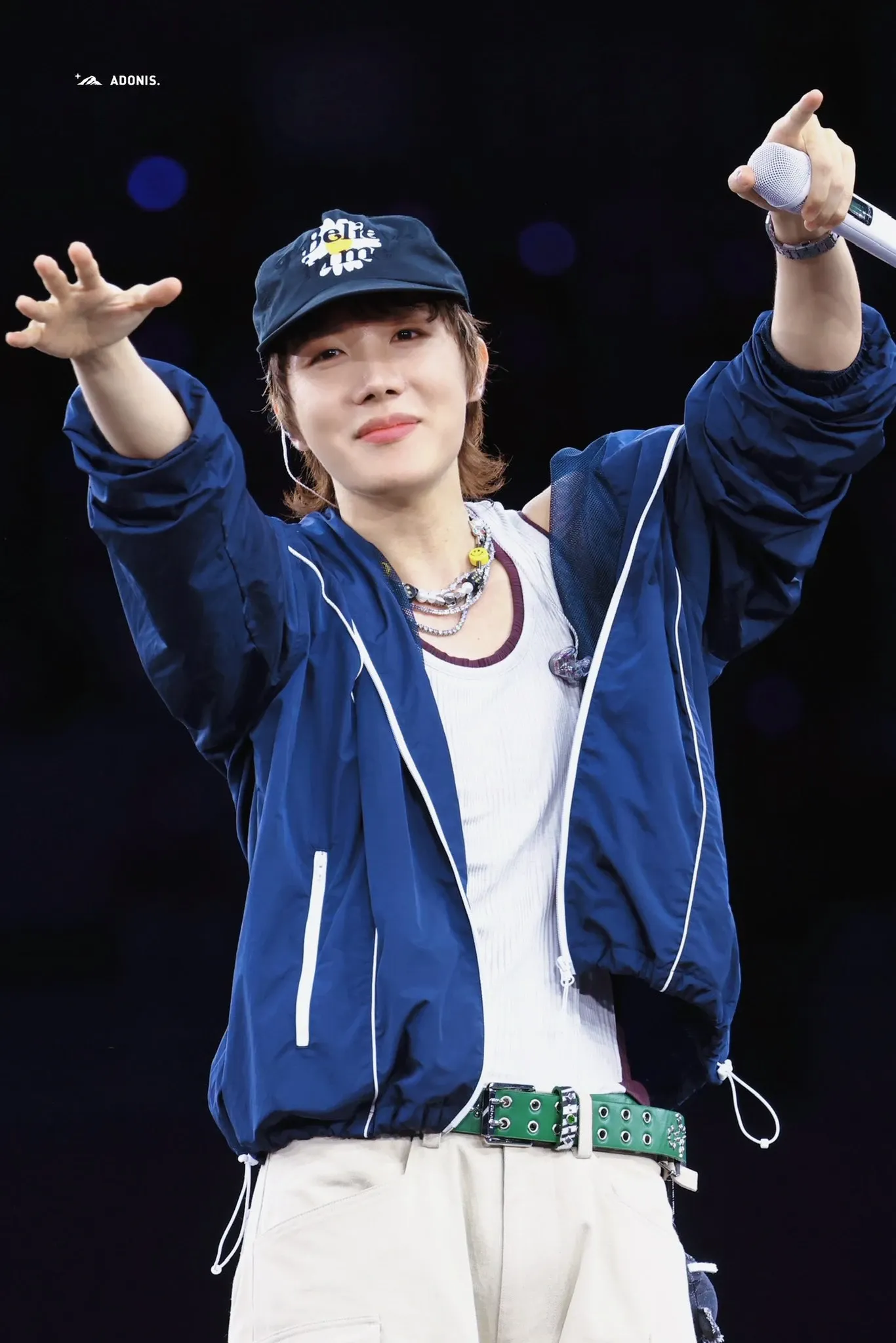 Foto aktivitas terbaru j-hope (BTS)