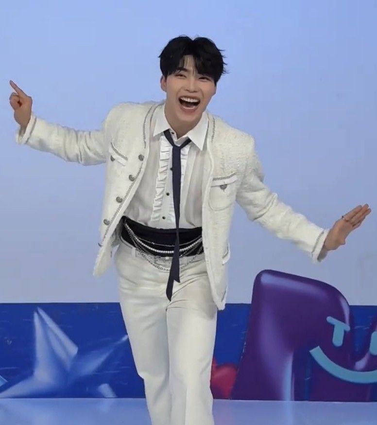 A moment captured by Park Gunwook (ZEROBASEONE)'s fan