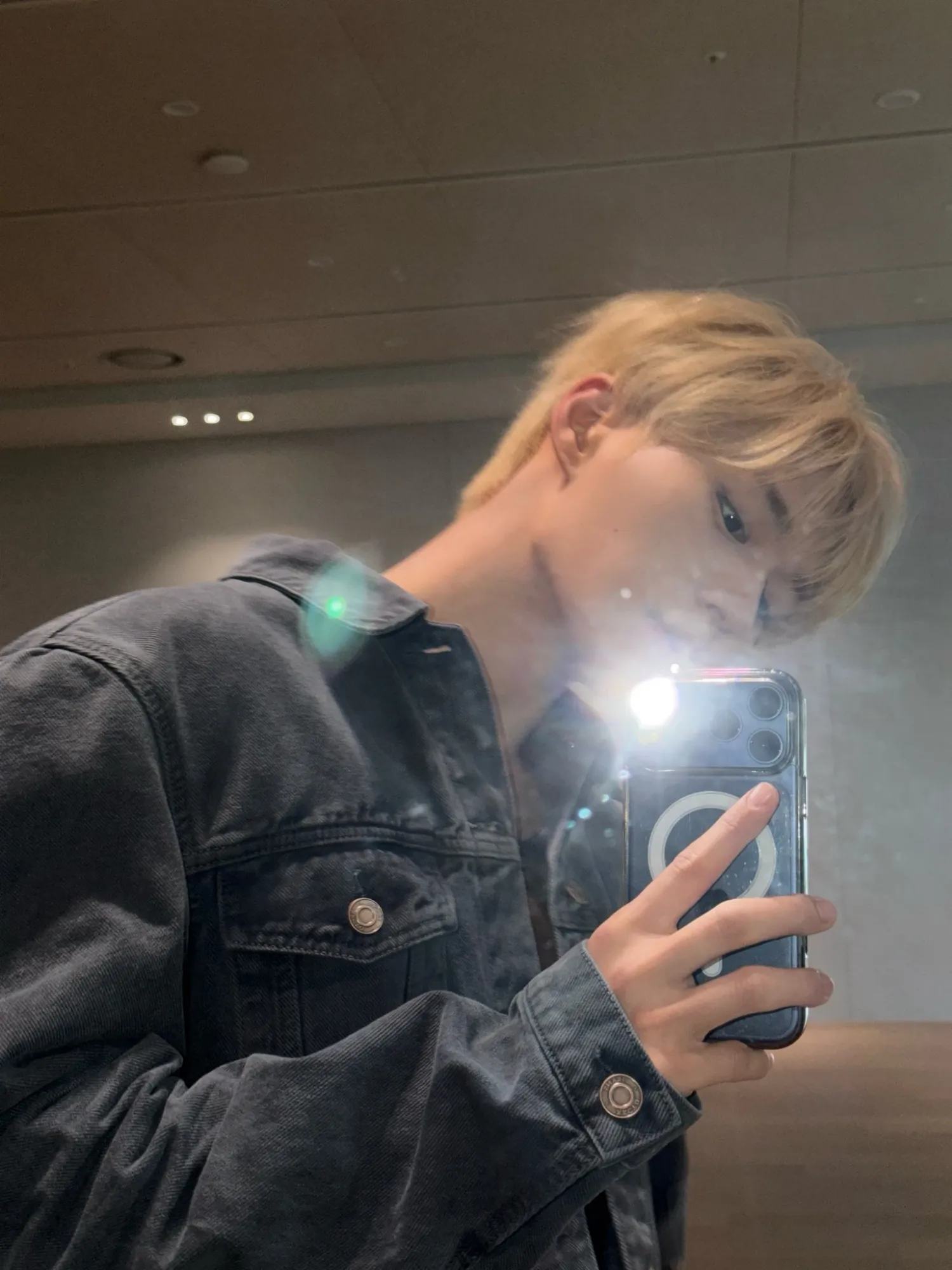 Behind-the-scenes cut of Kim Junseo (ALPHA DRIVE ONE)