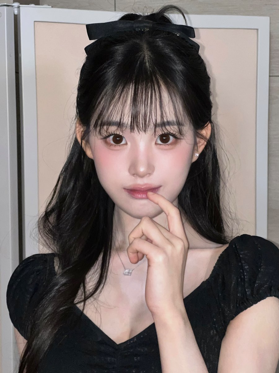 Behind-the-scenes cut of tripleS