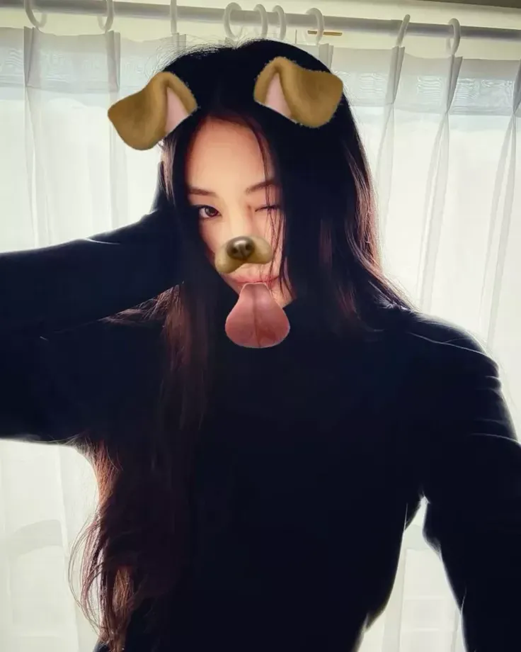 A moment captured by Gawon (MEOVV)'s fan