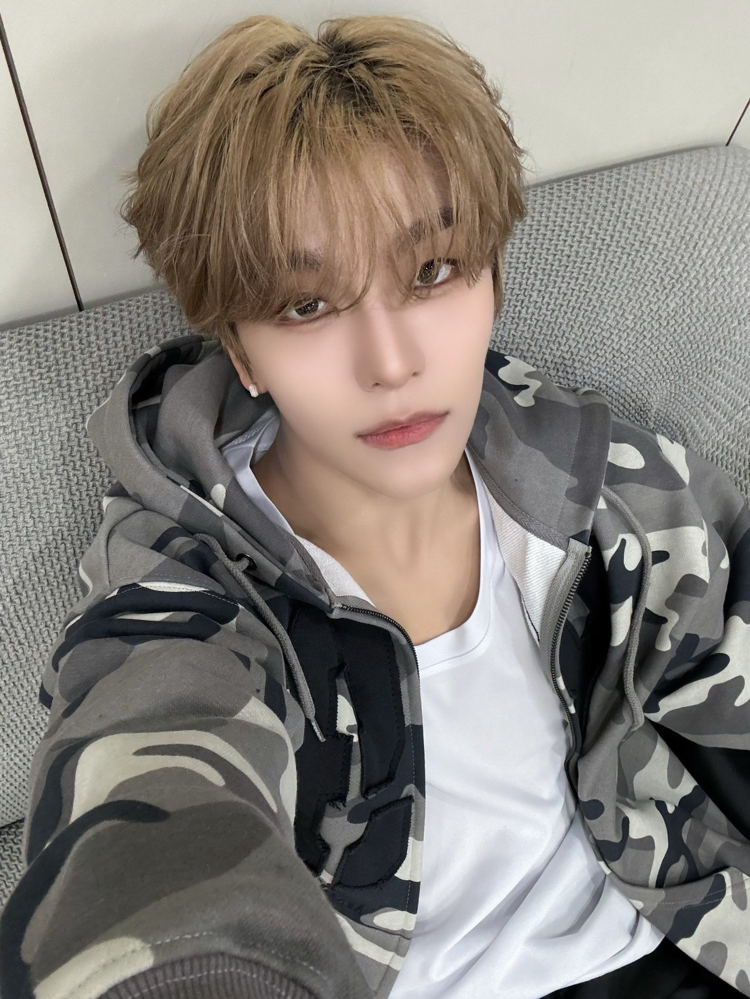 A moment captured by He Xinlong (ALPHA DRIVE ONE)'s fan