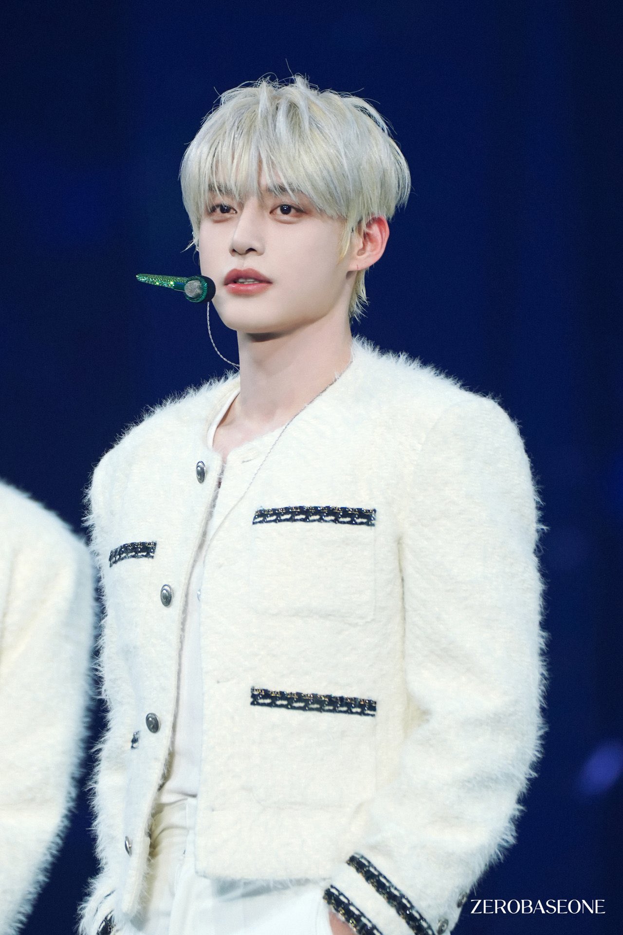 Foto terbaru Kim Jiwoong (ZEROBASEONE)