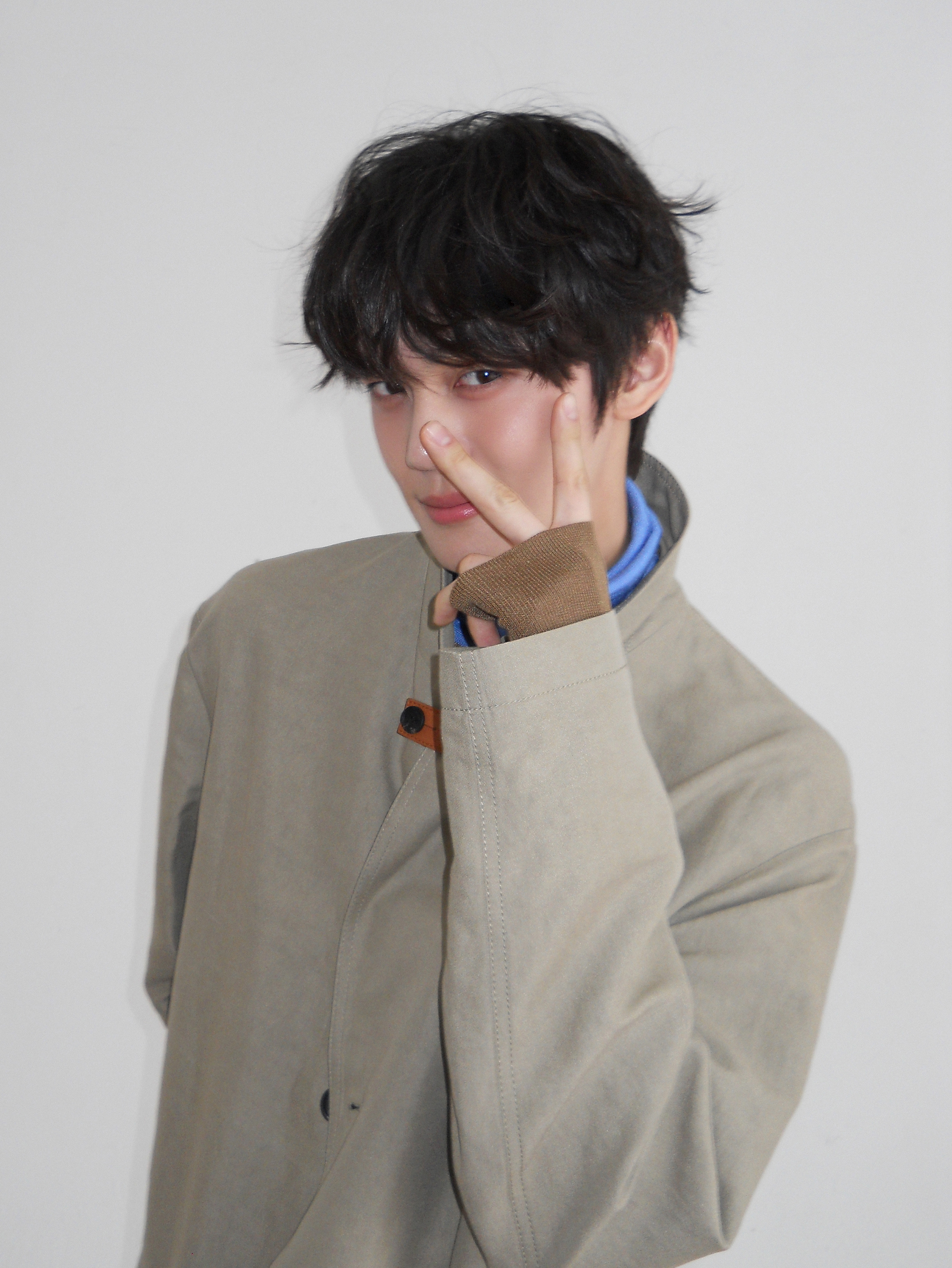 Behind-the-scenes cut of Kim Gyuvin