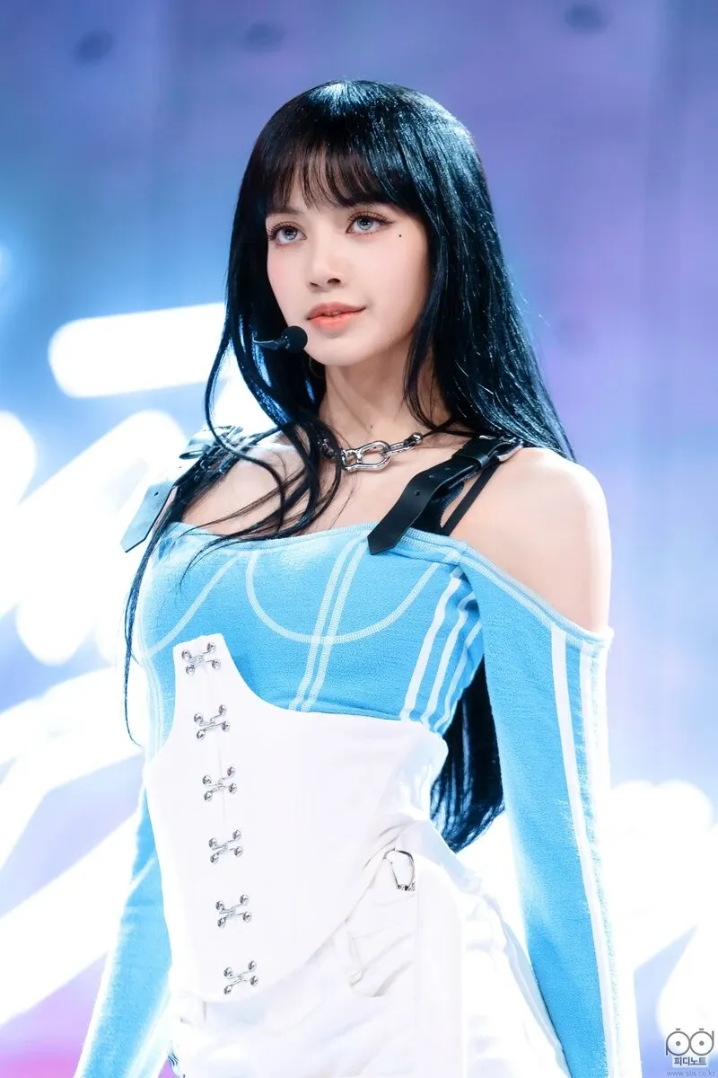 Momen yang diabadikan oleh penggemar Lisa (BLACKPINK)