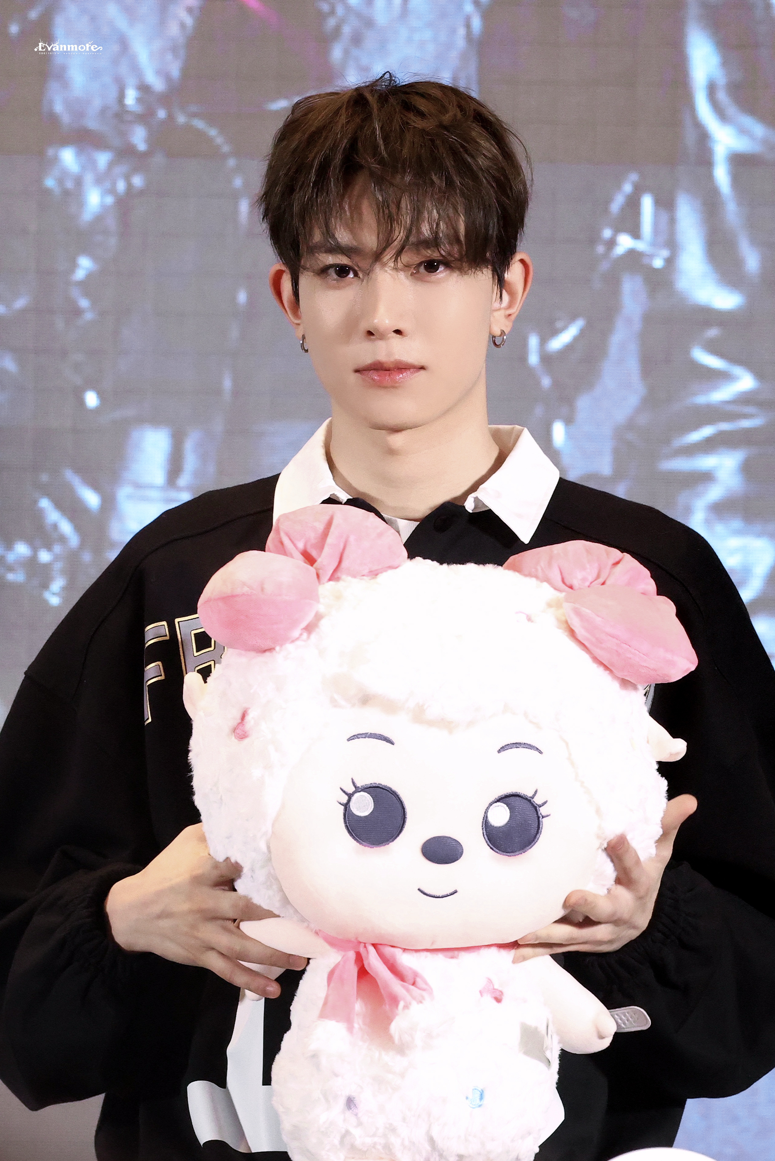 Behind-the-scenes cut of Heeseung