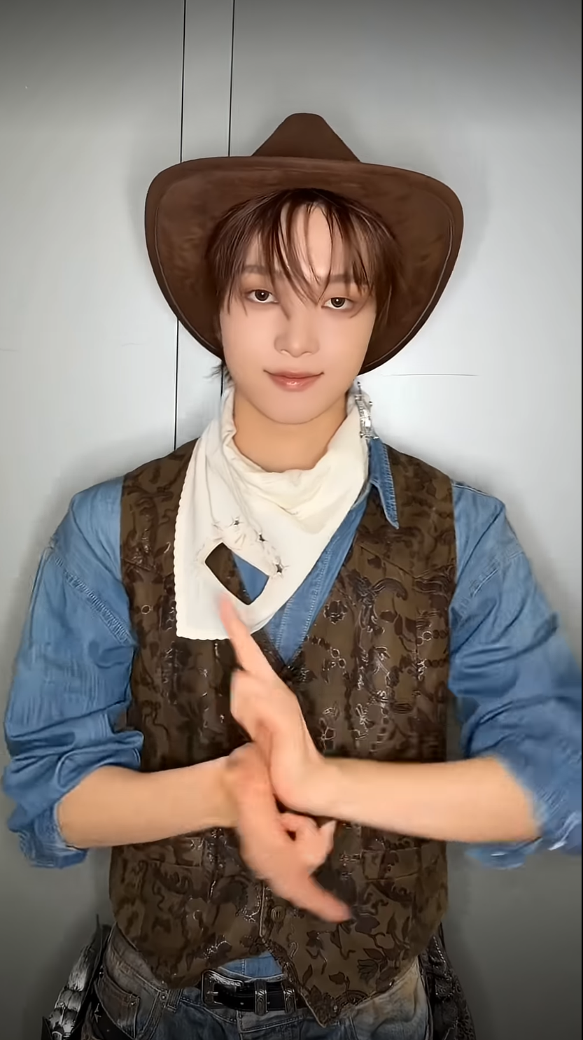 Behind-the-scenes cut of EJ (&TEAM)