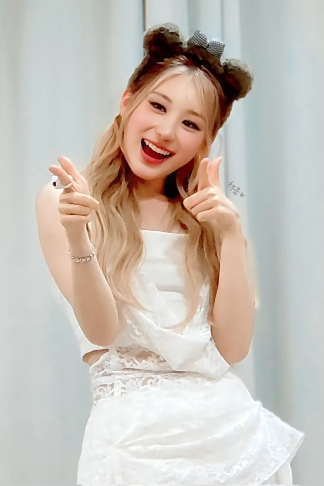 A moment captured by Lee Chaeyeon's fan