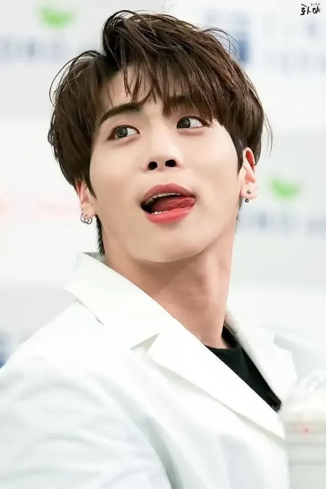 A moment captured by Jonghyun (SHINee)'s fan