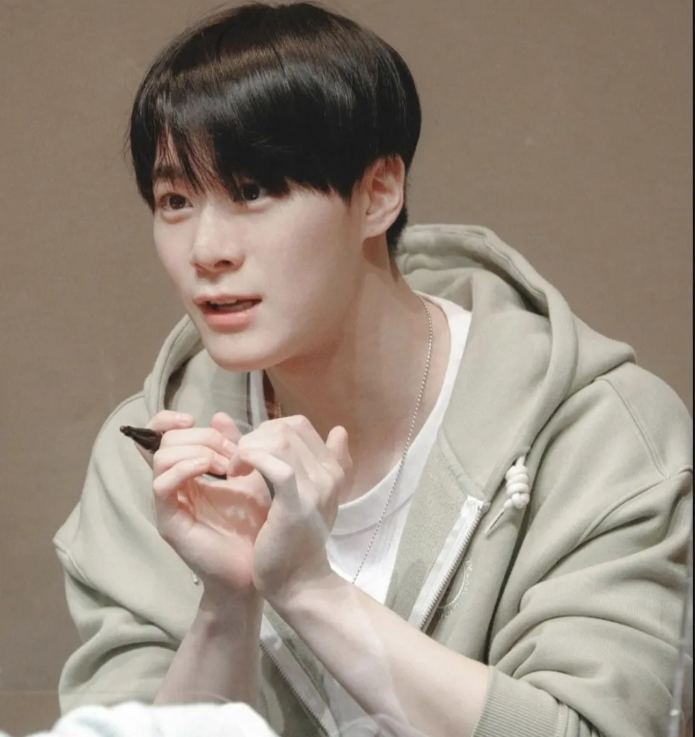 A moment captured by Moonbin (ASTRO)'s fan
