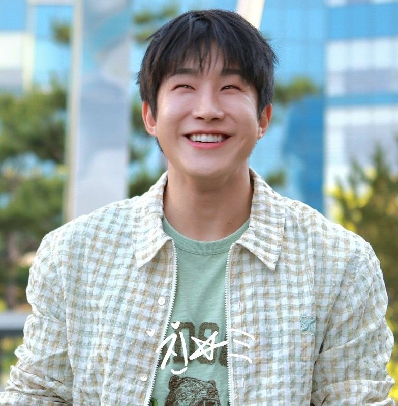 Behind-the-scenes cut of Jinjin (ASTRO)