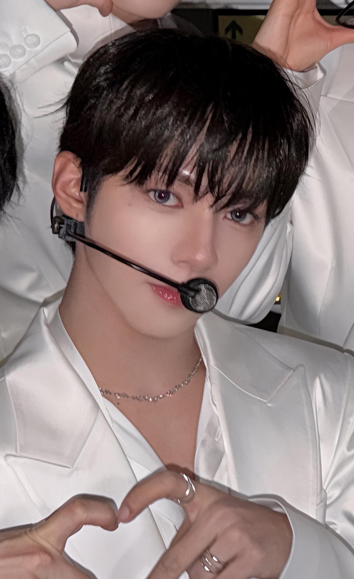 Behind-the-scenes cut of JL (AHOF)