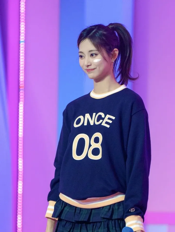 Foto aktivitas terbaru Tzuyu (TWICE)