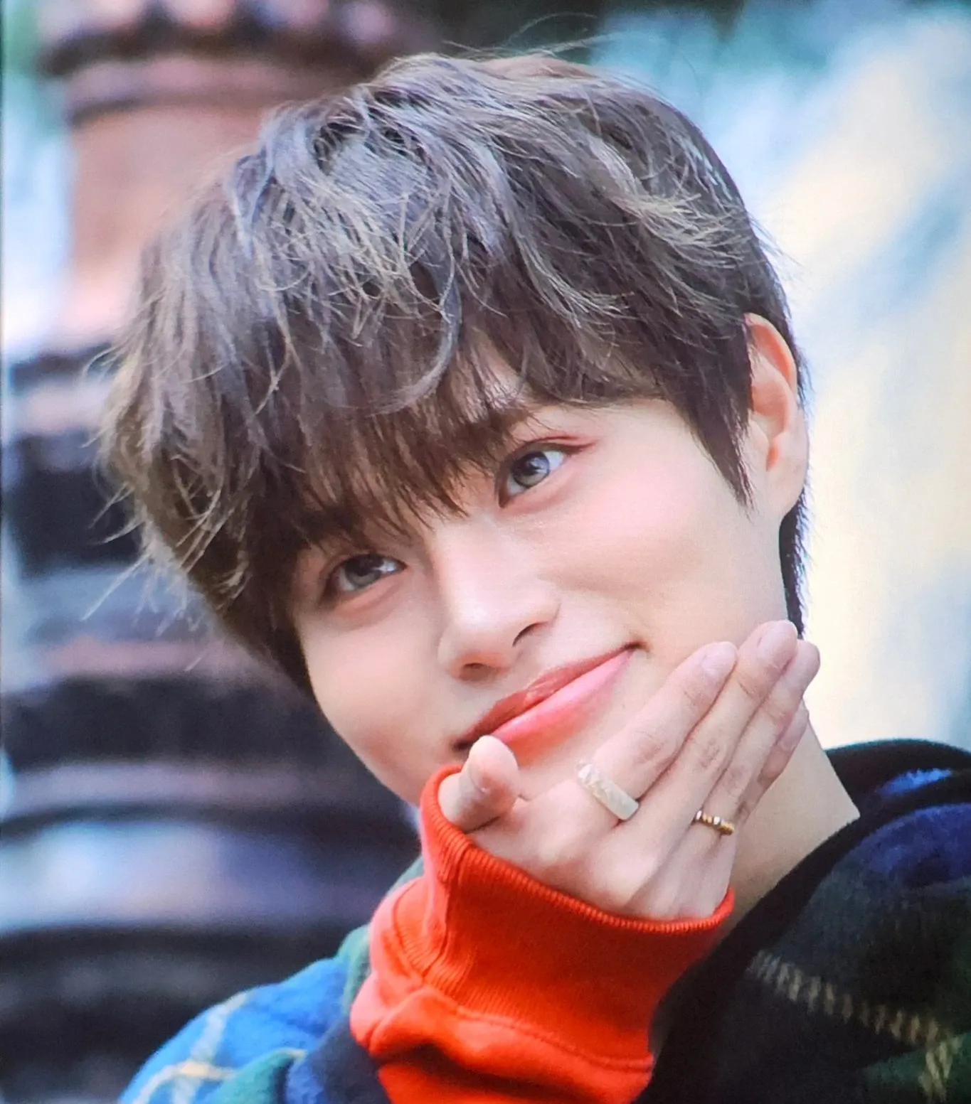 A moment captured by Lee Daehwi (AB6IX)'s fan